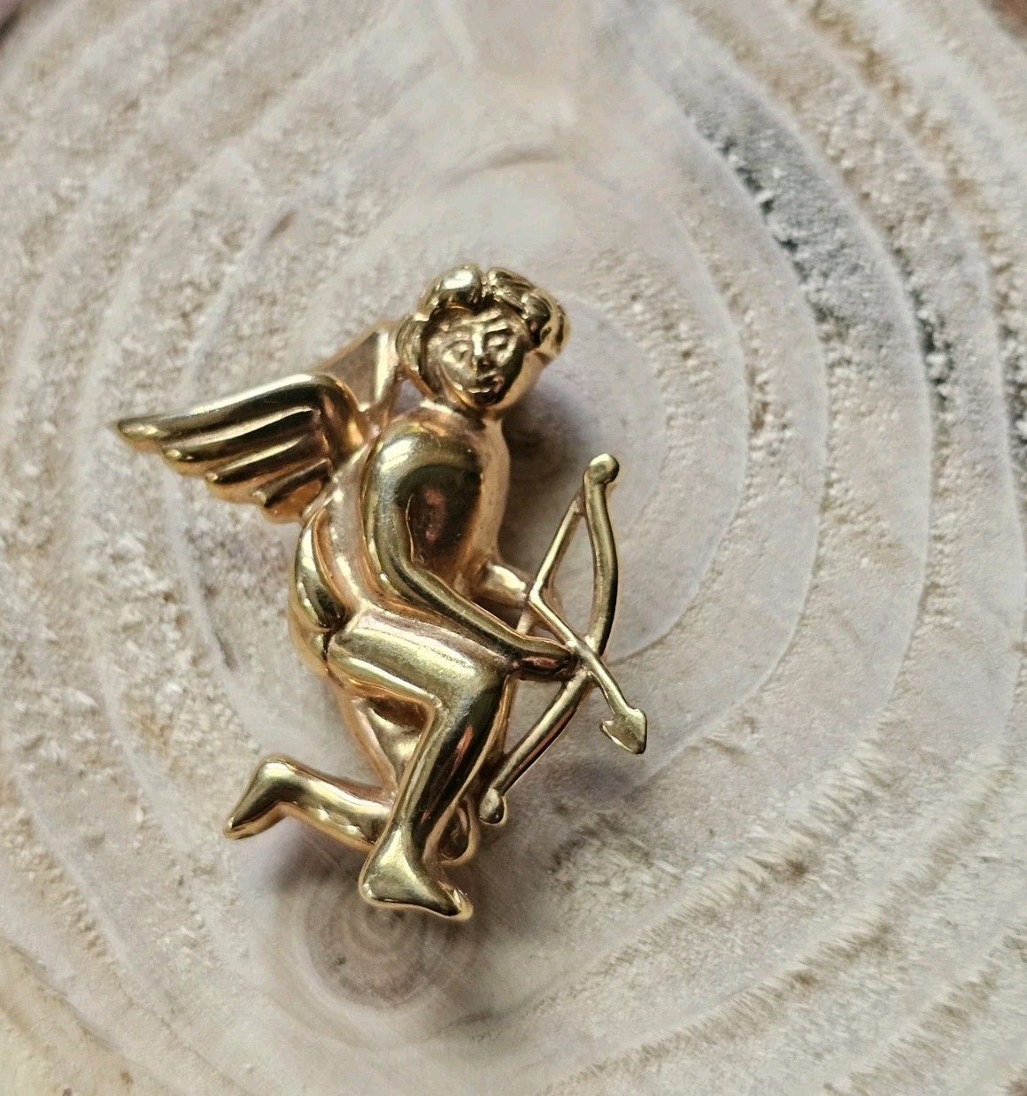 Krementz Cupid Brooch Gold Tone Cherub Wings Flying Dart Bow Signed Vtg 1.25″
