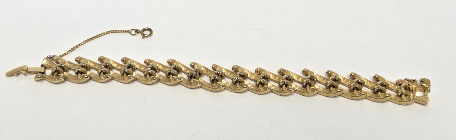 Vtg MONET Textured Wavy Double Row Bracelet 1/2″ w Gold Tone Safety Chain 7.25″