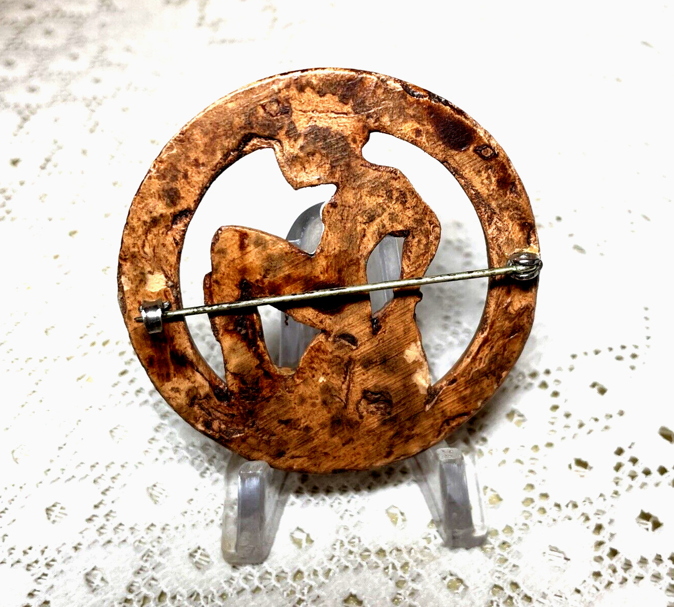 VTG 1940’S ART DECO LADY PLAYER ON A BEACH RESIN W WOOD EFFECT PIN/BROOCH