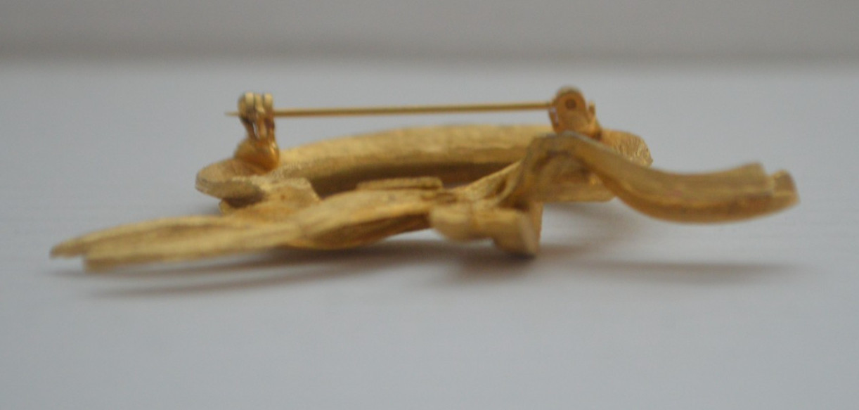 VTG Goldtone Brooch Shaped Like a Ribbon with a Knot. Safety Clasp. Initials AN