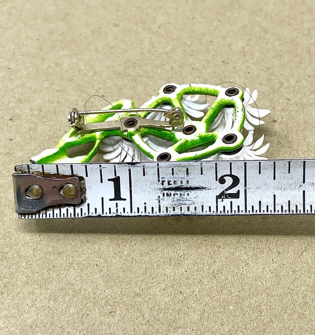 Cute vintage 60s 70s cottagecore 6 daisy dasies broach pin approximately 2 5/8”