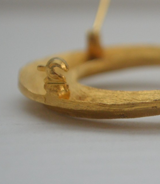 VTG Goldtone Brooch Shaped Like a Ribbon with a Knot. Safety Clasp. Initials AN