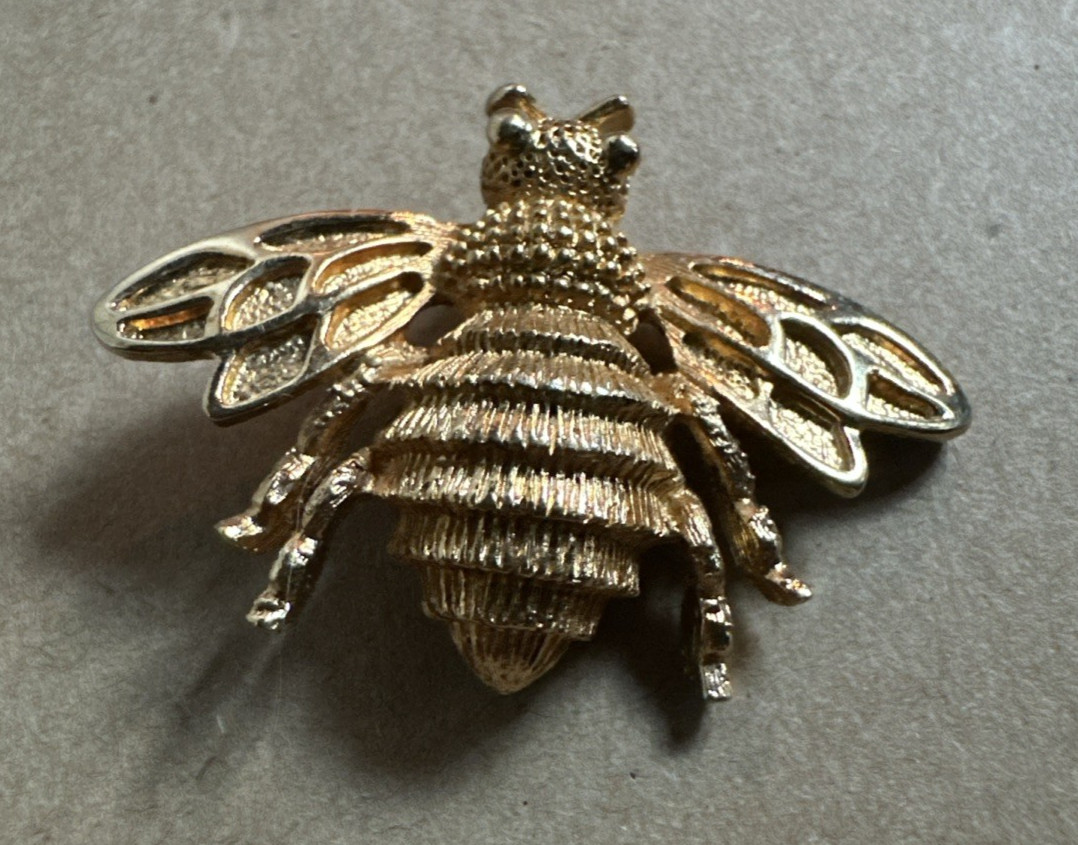 Vintage AVON Gold Tone Figural Bumble Bee Brooch Pin Insect Bug Costume Jewelry