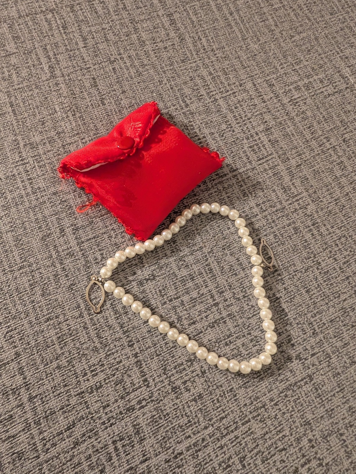 Pearl Vintage Sweater/Fur Guard Clip Faux Pearl Chain, red bag snap closeholder