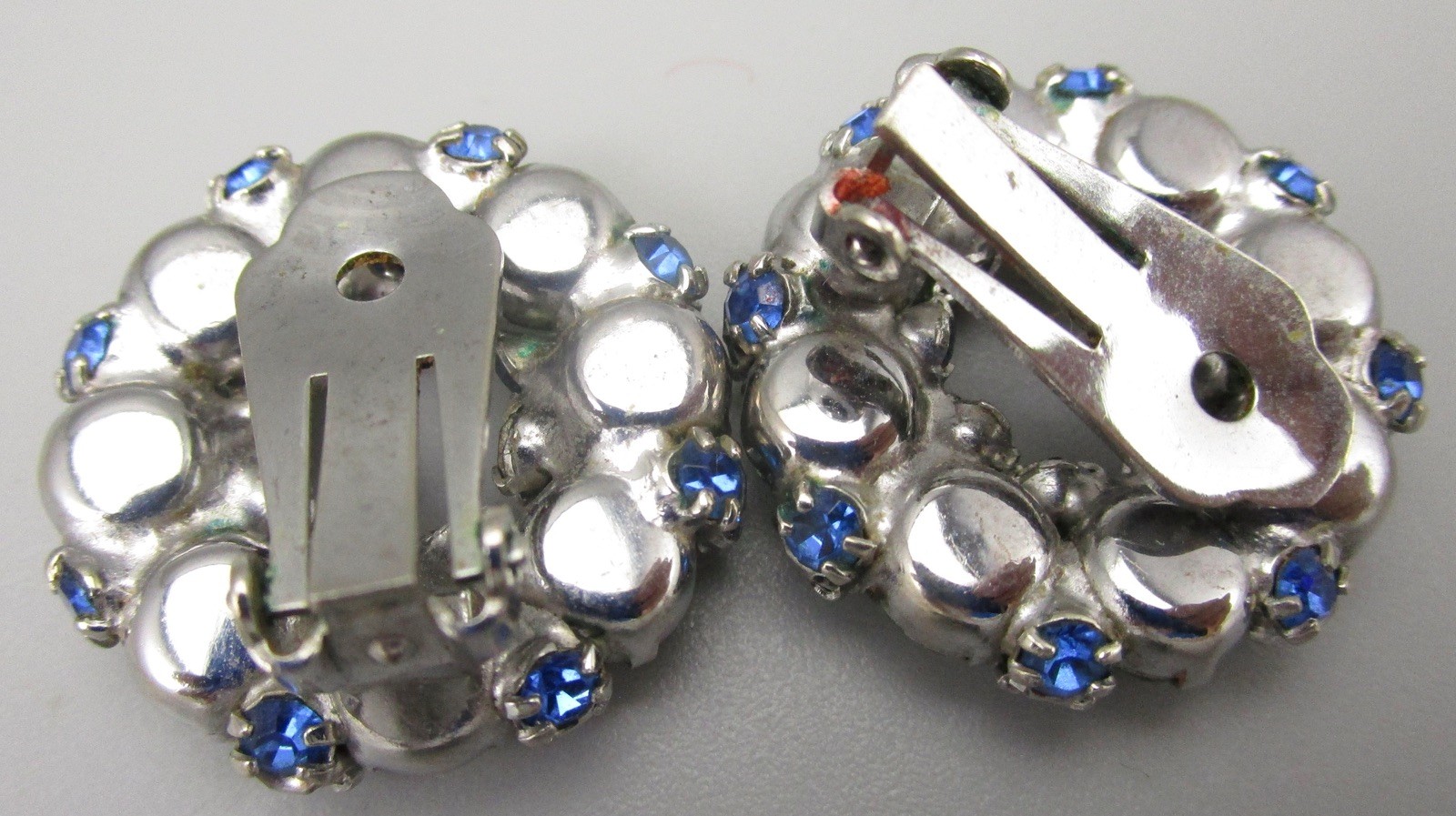 LOVELY 1960’S JOSEPH WARNER GREEN & BLUE RHINESTONE CIRCLE BROOCH & EARRINGS SET