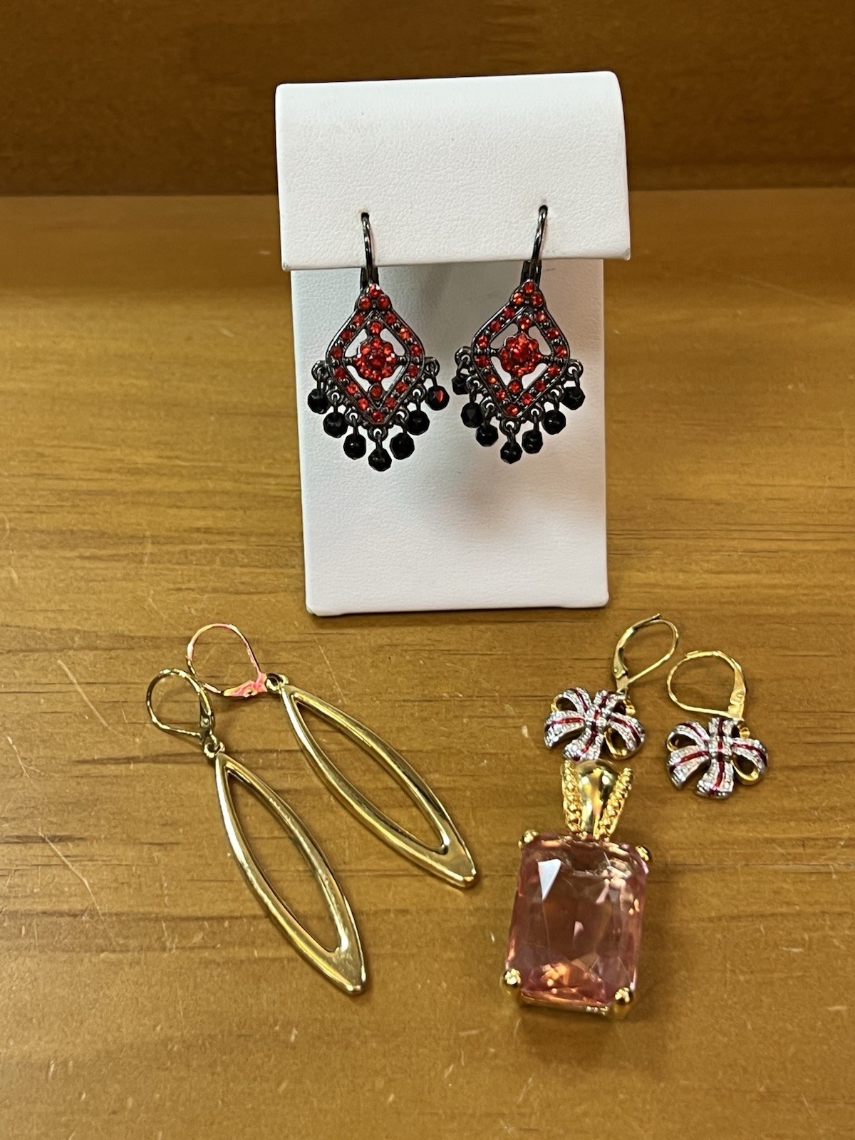 Lot Joan Rivers Pendant 3 Sets Earrings Gold Tone Silver Tone & Pendant
