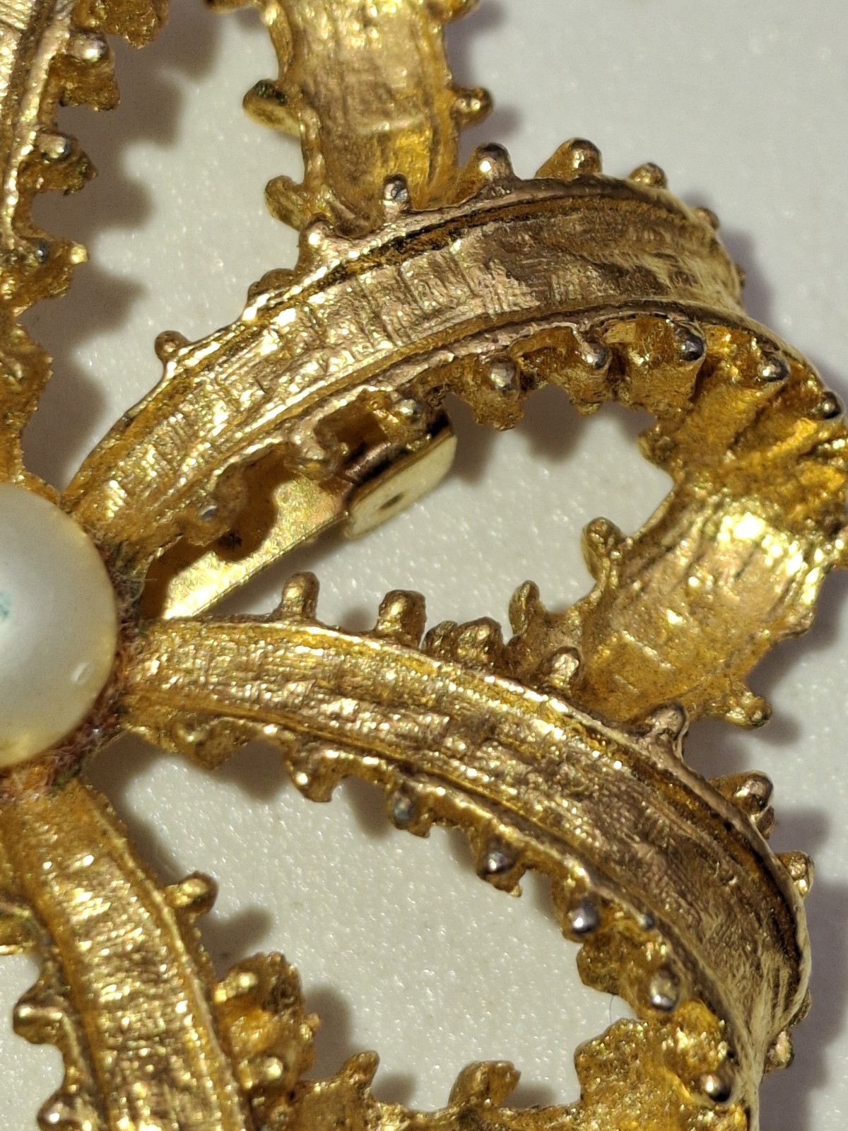 Graziano Vintage Signed Gold Tone Flower Brooch with Pearl Center Almost 2″ EUC