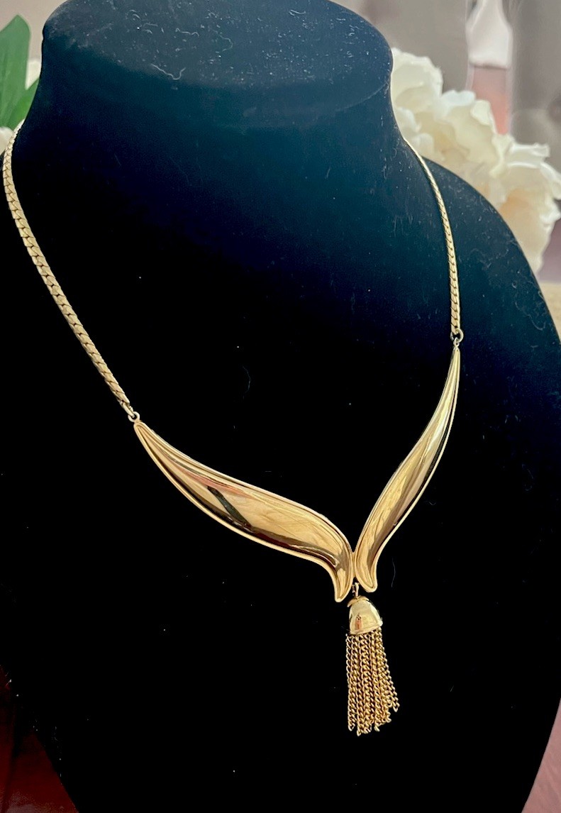 AVON Gold Tone Signed Royal Tassel Collar Chain Pendant Necklace 1972 1970’s