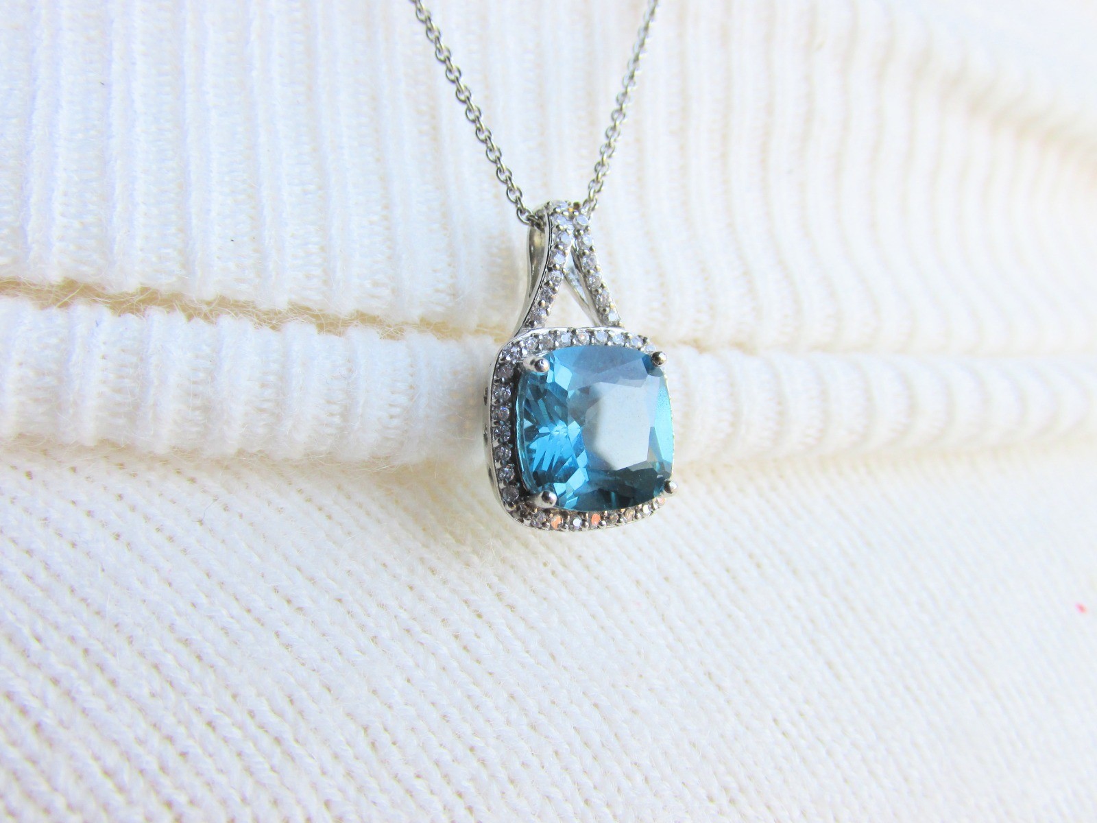 Stunning Sapphire Blue Cushion Cut CZ Cubic Zirconia Pendant Necklace Silverplat