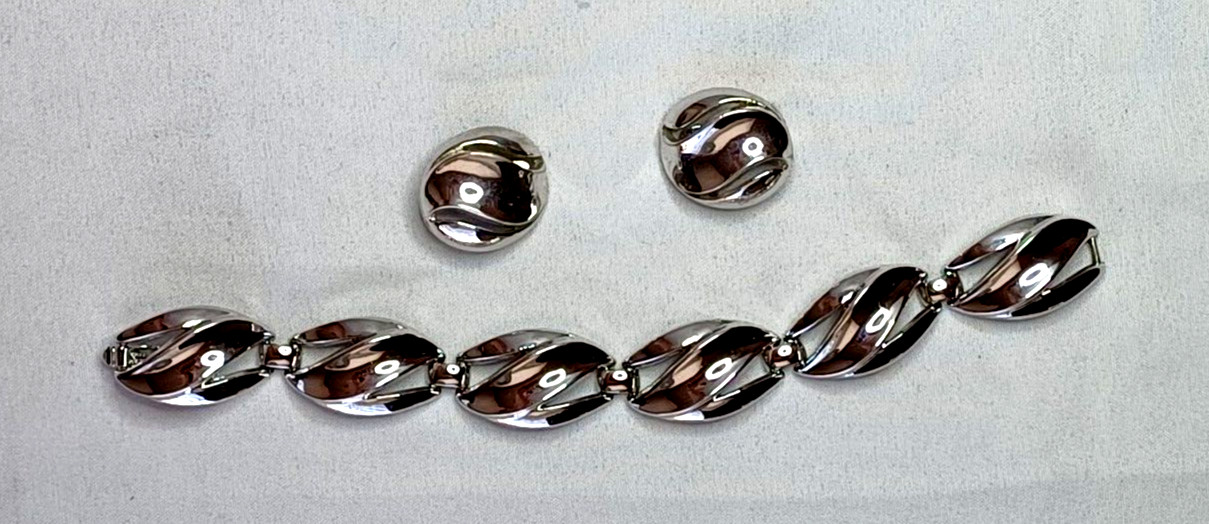 VINTAGE 1930’S – 1950’S CROWN TRIFARI SILVER TONE BRACELET EARRINGS SET