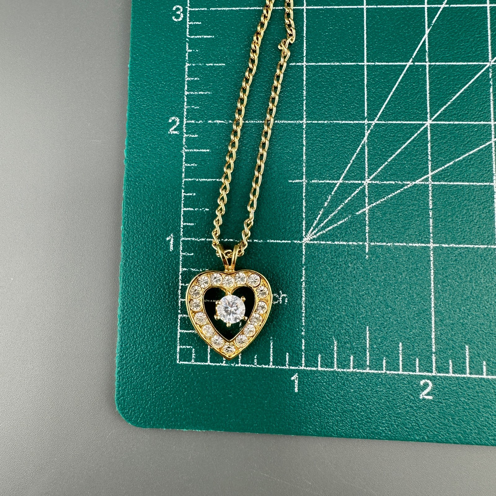 Vintage Rhinestone Heart Pendant Necklace Gold Tone Clear Crystals 16″ Chain