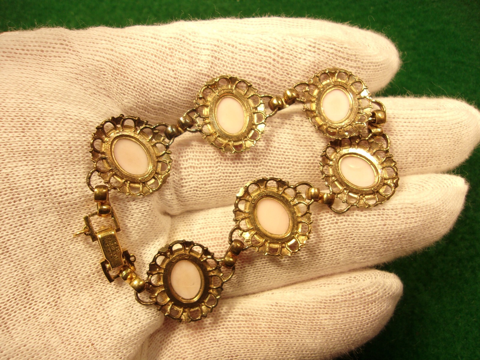 GRACEFUL VTG LADY’S YELLOW GOLD FILLED BRACELET W/VERY LIGHT PINK/WHITE CAMEOS