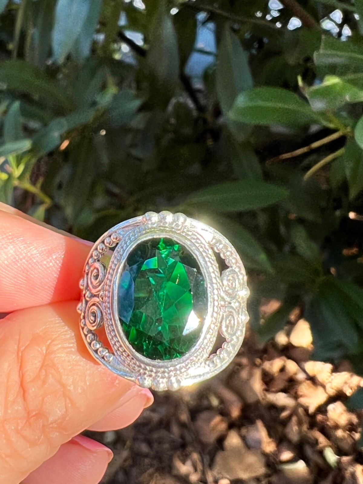 VINTAGE LARGE VIVID GREEN OVAL PASTE GLASS RING 925 STERLING SILVER ORNATE