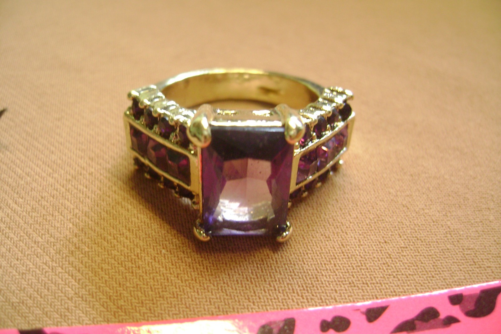 BETSEY JOHNSON CHUNKY PURPLE EMERALD CUT CRYSTAL GLASS SIZE 8 GOLD TONE RING