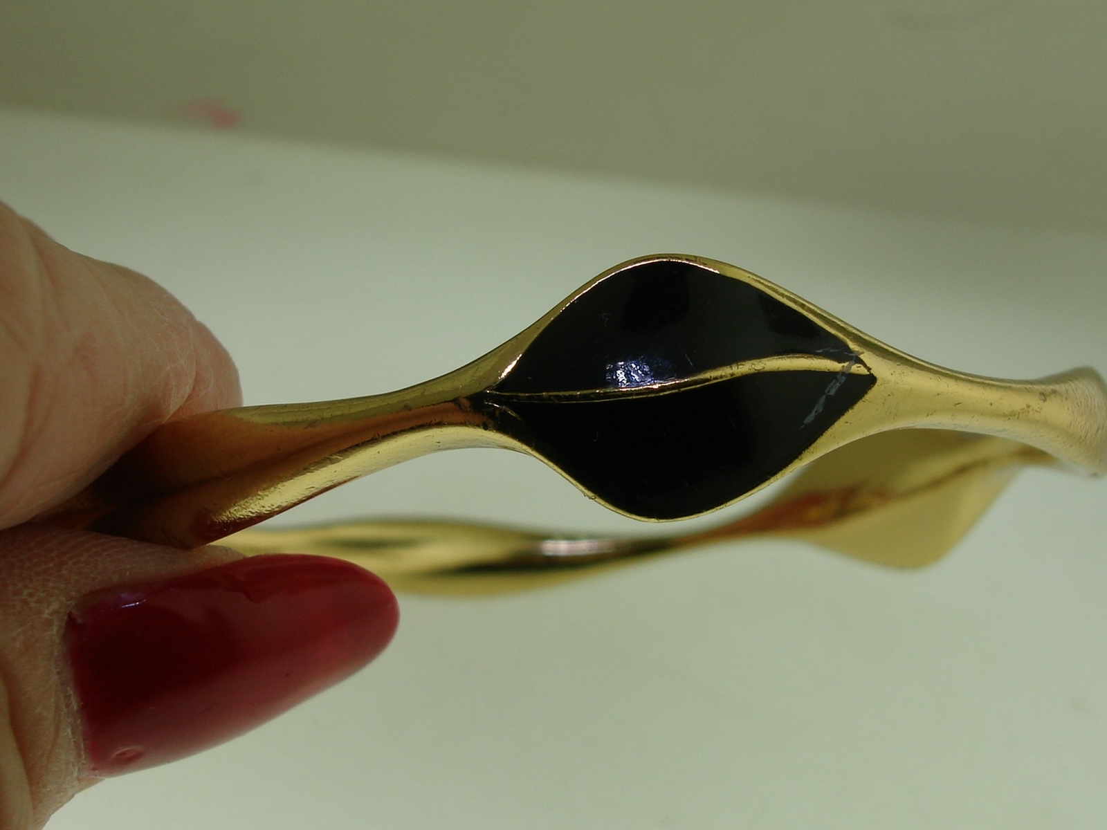 ELEGANT VINTAGE ORENA PARIS GOLD TONE & BLACK ENAMEL BANGLE BRACELET!