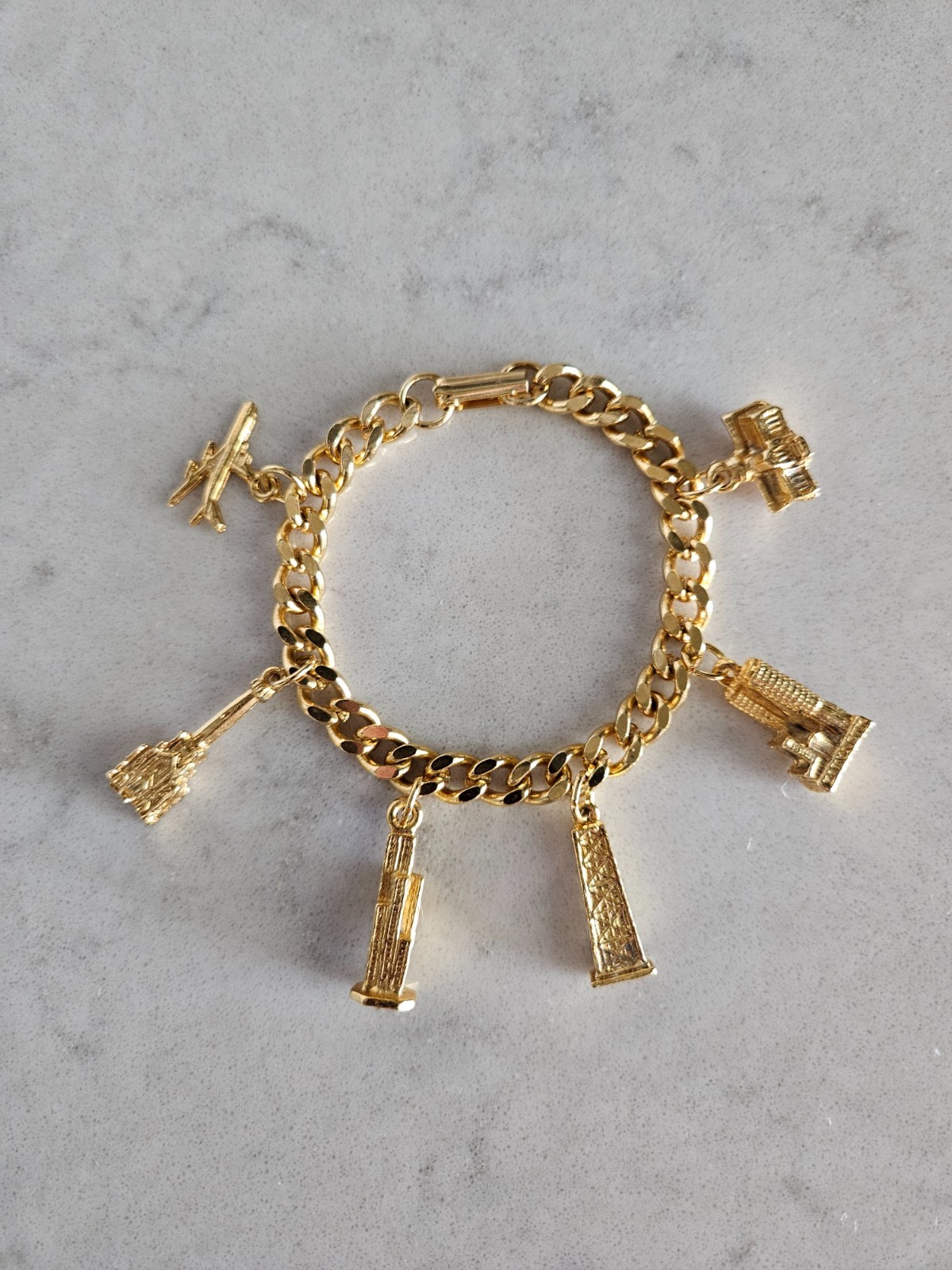 GOLD-TONE CHARM BRACELET WITH FAMOUS BUILDINGS IN CHICAGO CHARMS