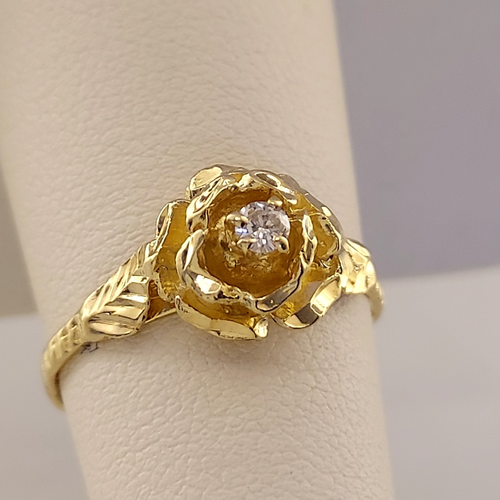 Vintage 14k Diamond Flower Ring. Size 7. Diamond 5 Points. Diamond Cut Detail.