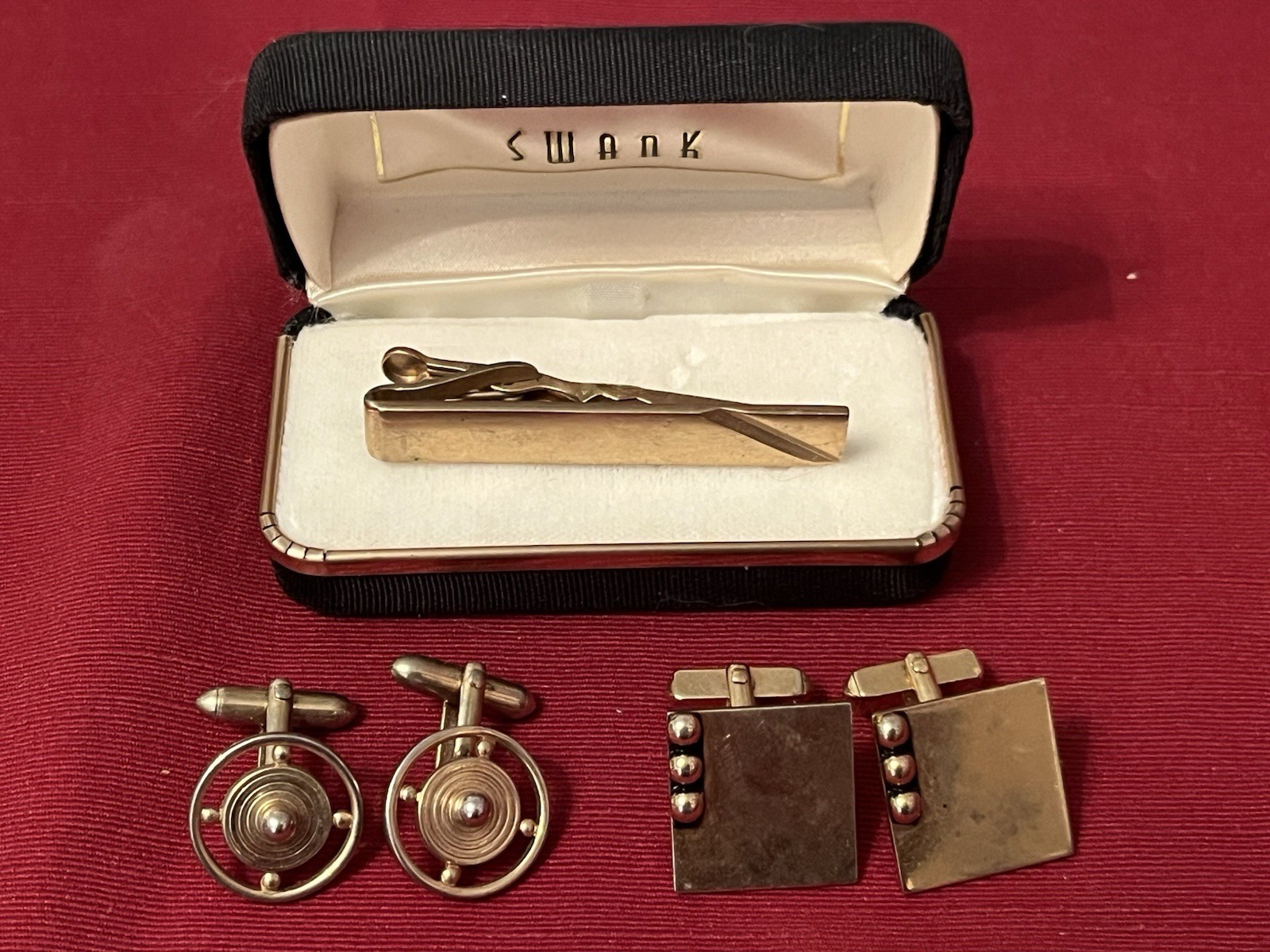 VINTAGE LOT SWANK MENS 1 TIE CLIP 2 SETS CUFF LINKS & ORIGINAL HINGED CASE
