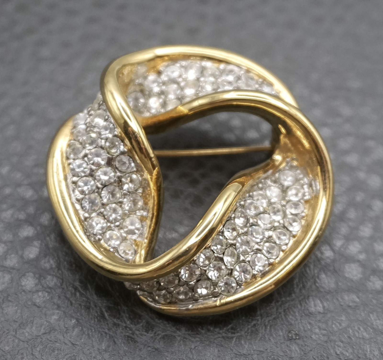 Vintage 80s Runway Gold Tone Brooch Pin Pave Clear Rhinestone Twist Ribbon