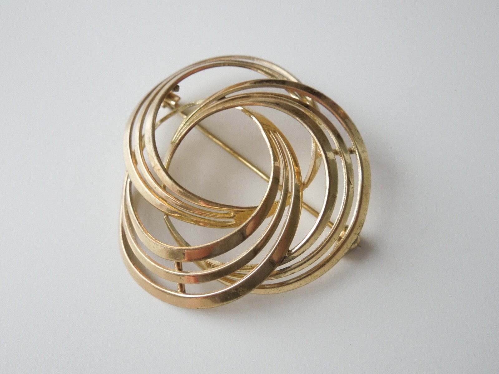 Vintage Brooch Gold Tone Rings Connected Clamped 8.9 G/4.5 X 4.4 Cm