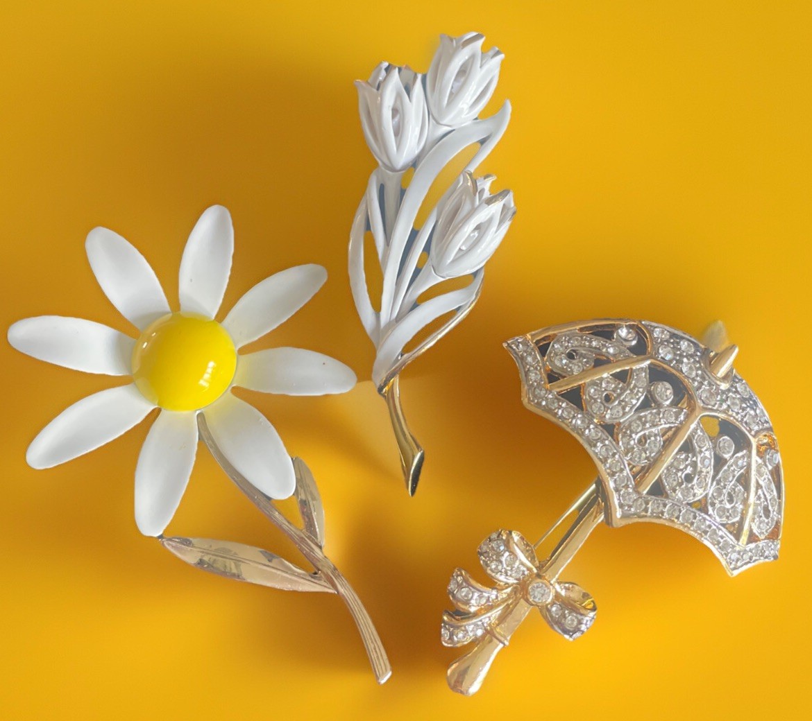 Summer Fun Brooch Lot Of 3 Flowers Umbrella Rhinestones Enamel Monet Sarah GX7