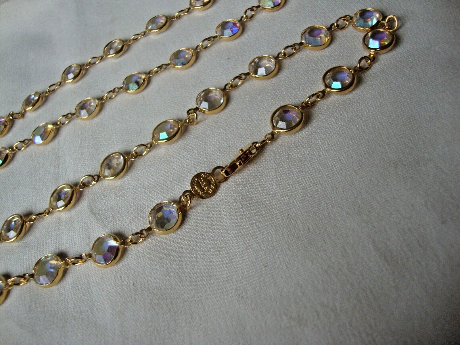 VINTAGE 1980s AUSTRIAN CRYSTAL BEZEL SET AURORA CRYSTALS GOLD TONE NECKLACE 35″