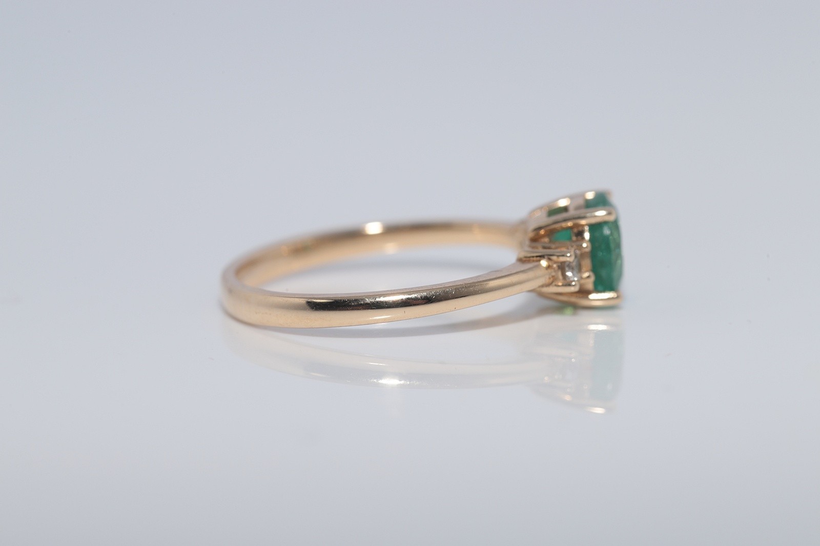 New Made 14k Gold Natural Diamond And Round Cut Emerald Decorated Ring