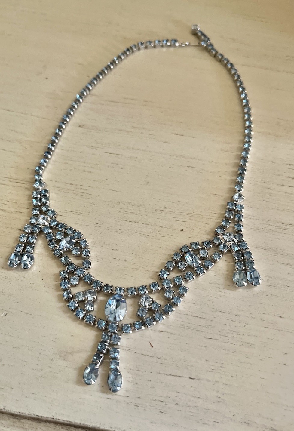 Vintage Weiss Unsigned Light Ice Blue Crystal Silver Chandelier Collar Necklace