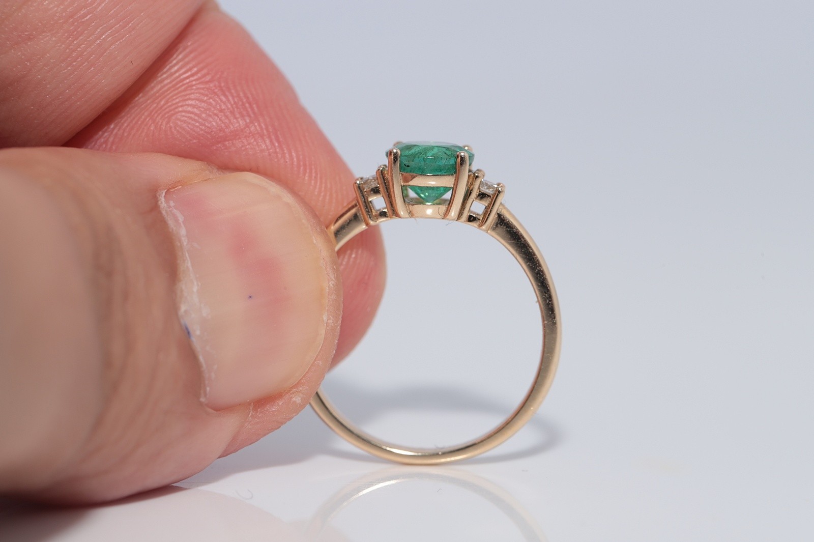 New Made 14k Gold Natural Diamond And Round Cut Emerald Decorated Ring
