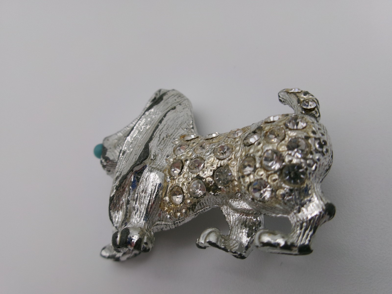 Vintage dog animal brooch pin silver-tone base metal turquoise color nose