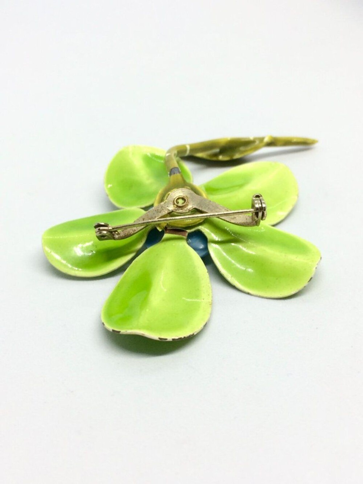 VINTAGE ENAMEL BROOCH Flower Lime Green Blue Molded Plastic Mod Pop Art 60s