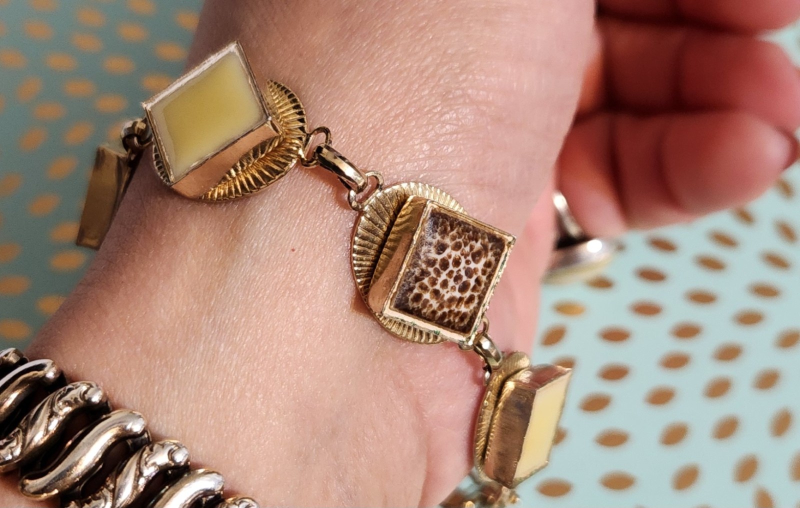 VTG 1960’s GOLDTONE BRACELET SPLOTCH BROWN & WHITE, LIGHT YELLOW Tiles