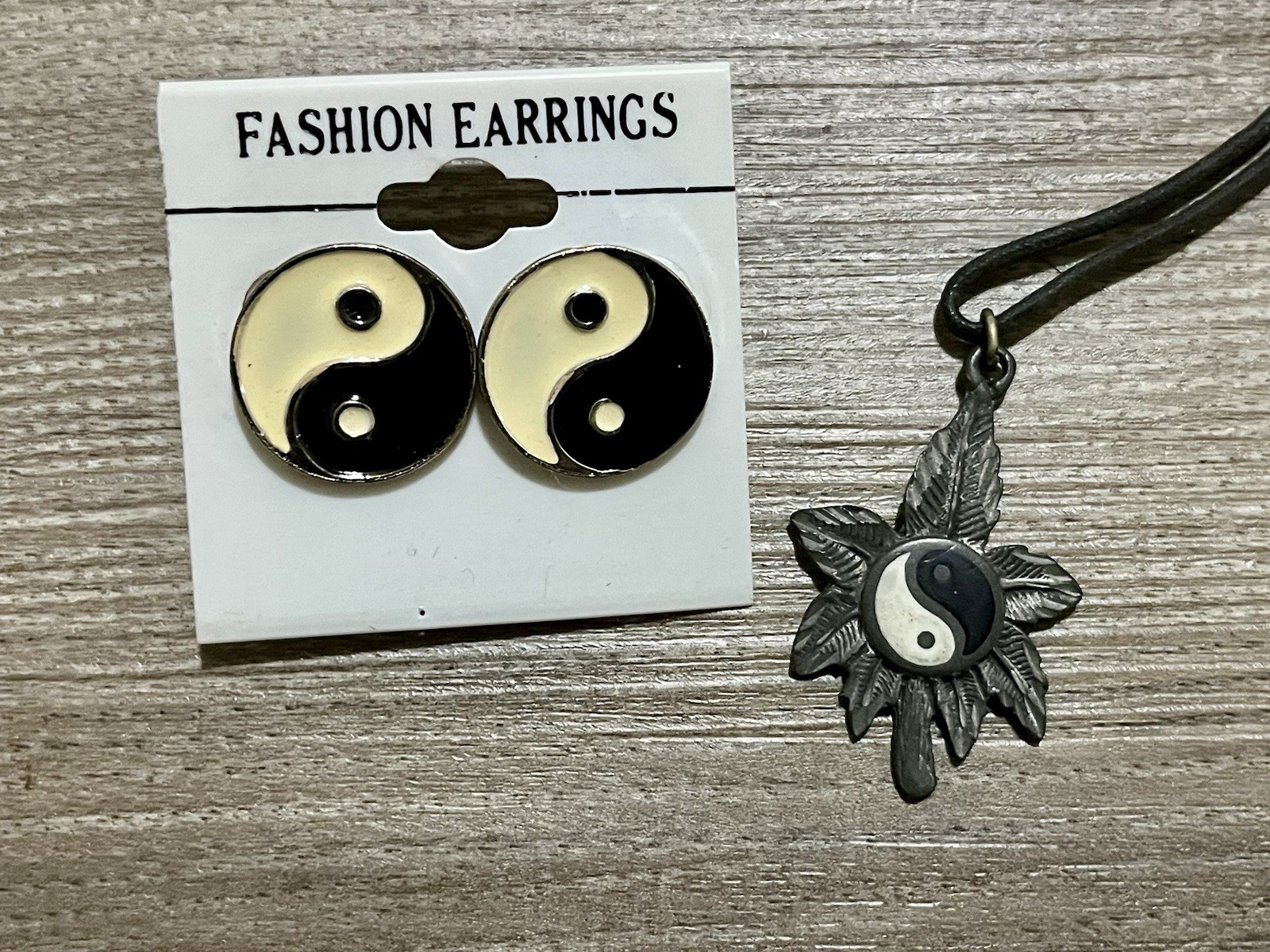 Vintage 90s Yin Yang Hemp Leaf Pendant Necklace & Matching Earrings Black White