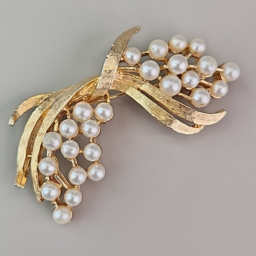 Vintage Arthur Pepper Brooch Imitation Pearls Brushed Gold Tone Ribbons Art 2″