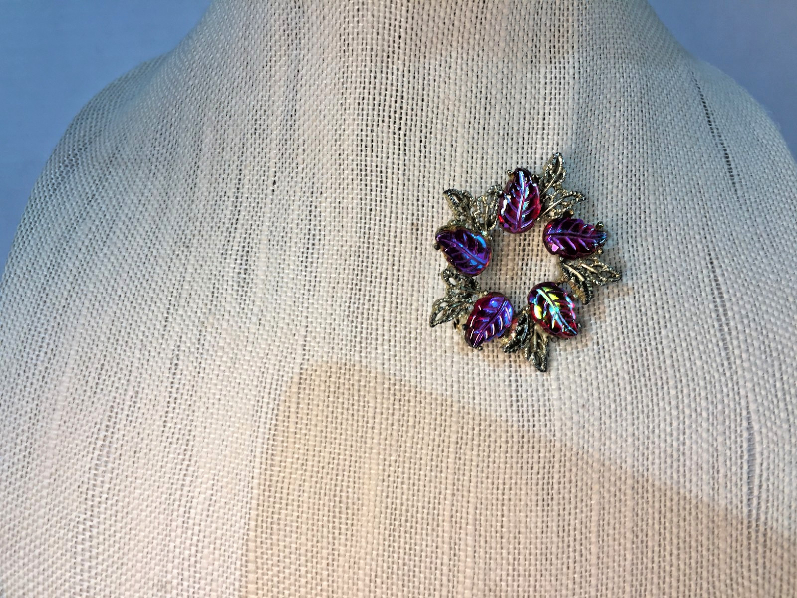 Iridescent Pressed Glass Brooch Vintage Leaf Gold Tone Red Jewelry Pin 1 1/2″!