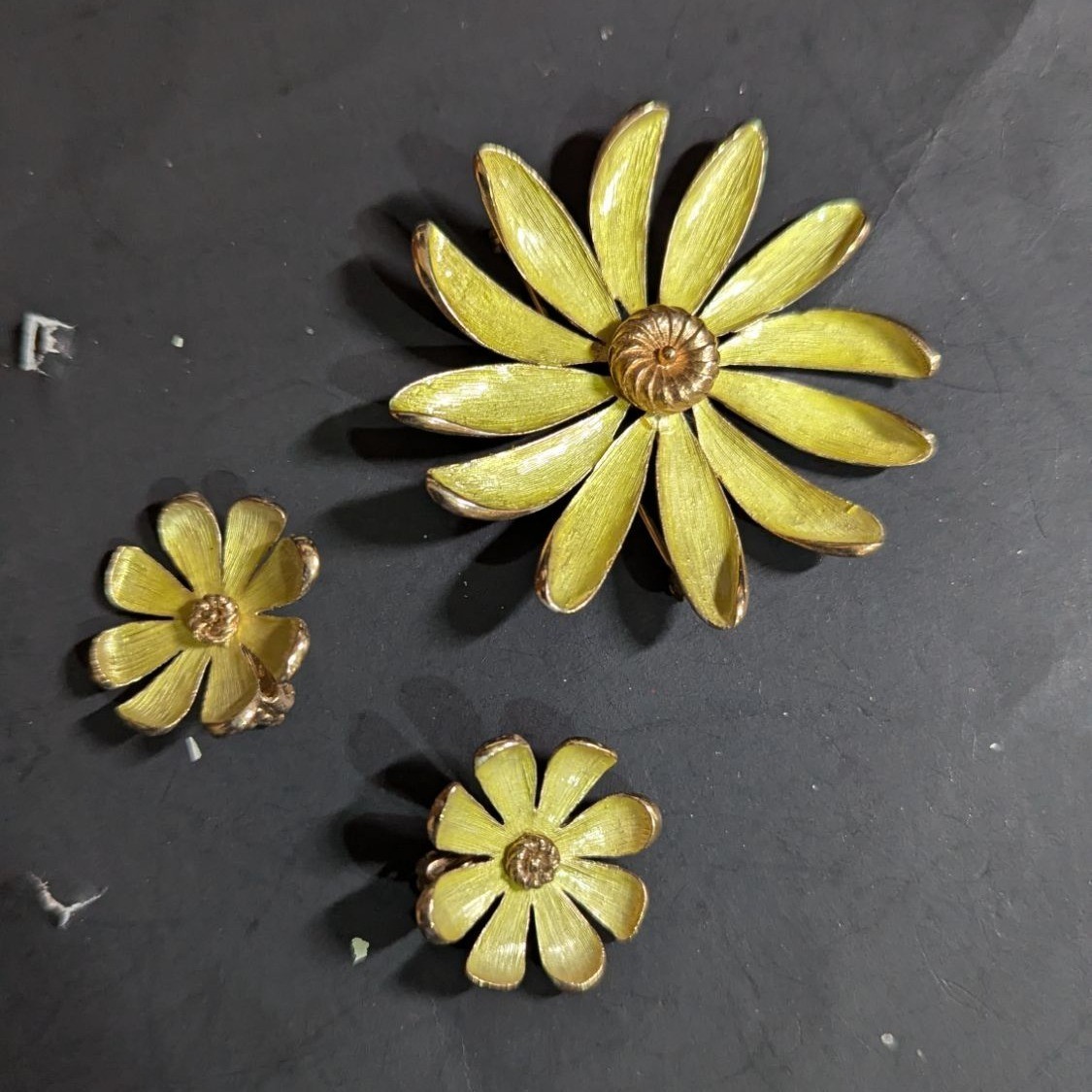 Daisy Flower power Brooch Clip On Earrings Set Enamel retro vintage