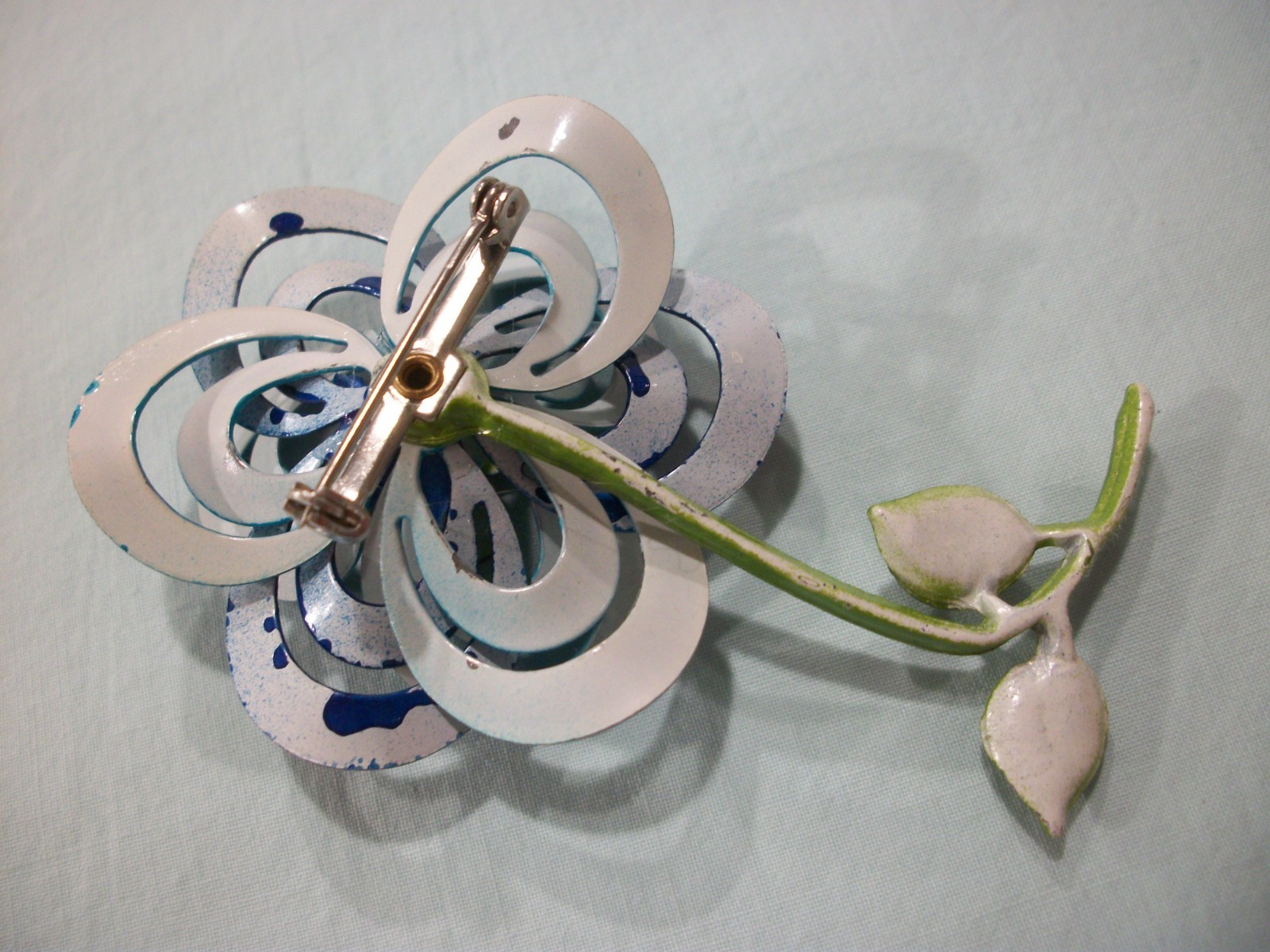 ViNTaGE MeTaL ENaMeL **TWO-TONE BLUE**LaYeReD/CuRLy OPeN FRaME FLoWeR PiN (READ)