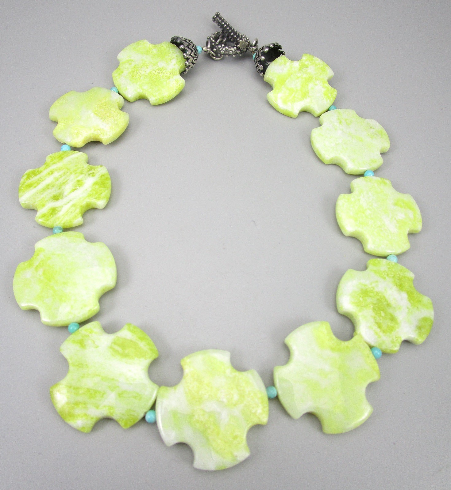 BEAUTIFUL DIAN MALOUF STERLING SILVER LIGHT GREEN STONE CROSS BEAD NECKLACE
