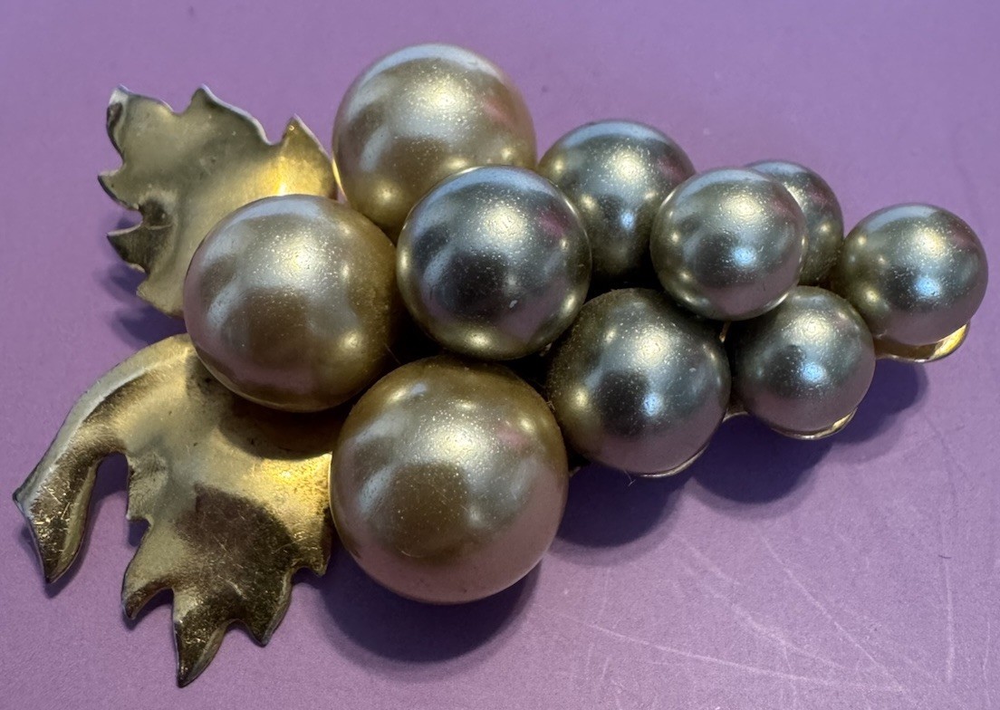 Vintage 1970’s Goldtone & Faux Pearl Bunch Of Grapes Brooch Pin 2”