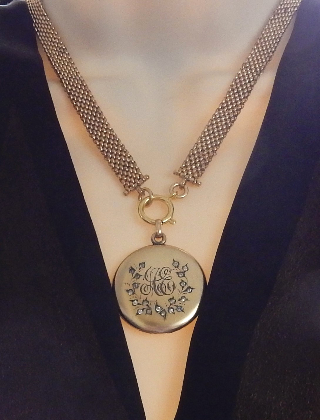 ANTIQUE VICTORIAN GOLD FILLED 20″ MESH BOOK CHAIN NECKLACE BLACKINTON LOCKET