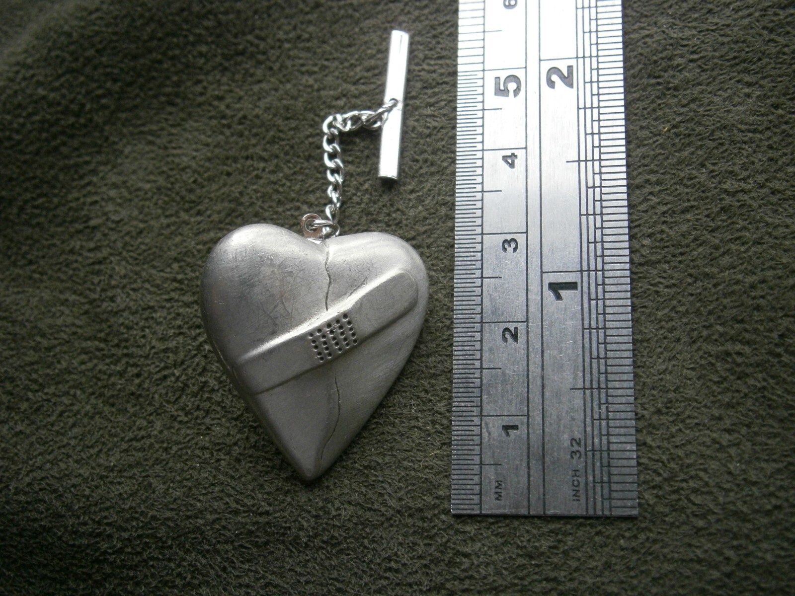 Large Broken Heart Vintage Pewter Brooch Lapel Pin Tie Tac 9.0g