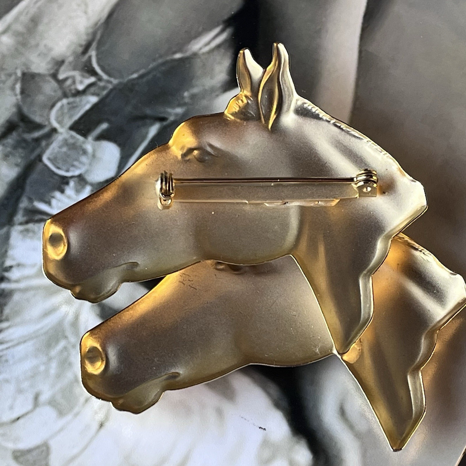 Vtg Gold Tone Twin Horse Head Brooch & Matching 1” Post Earrings Set – 2.25”