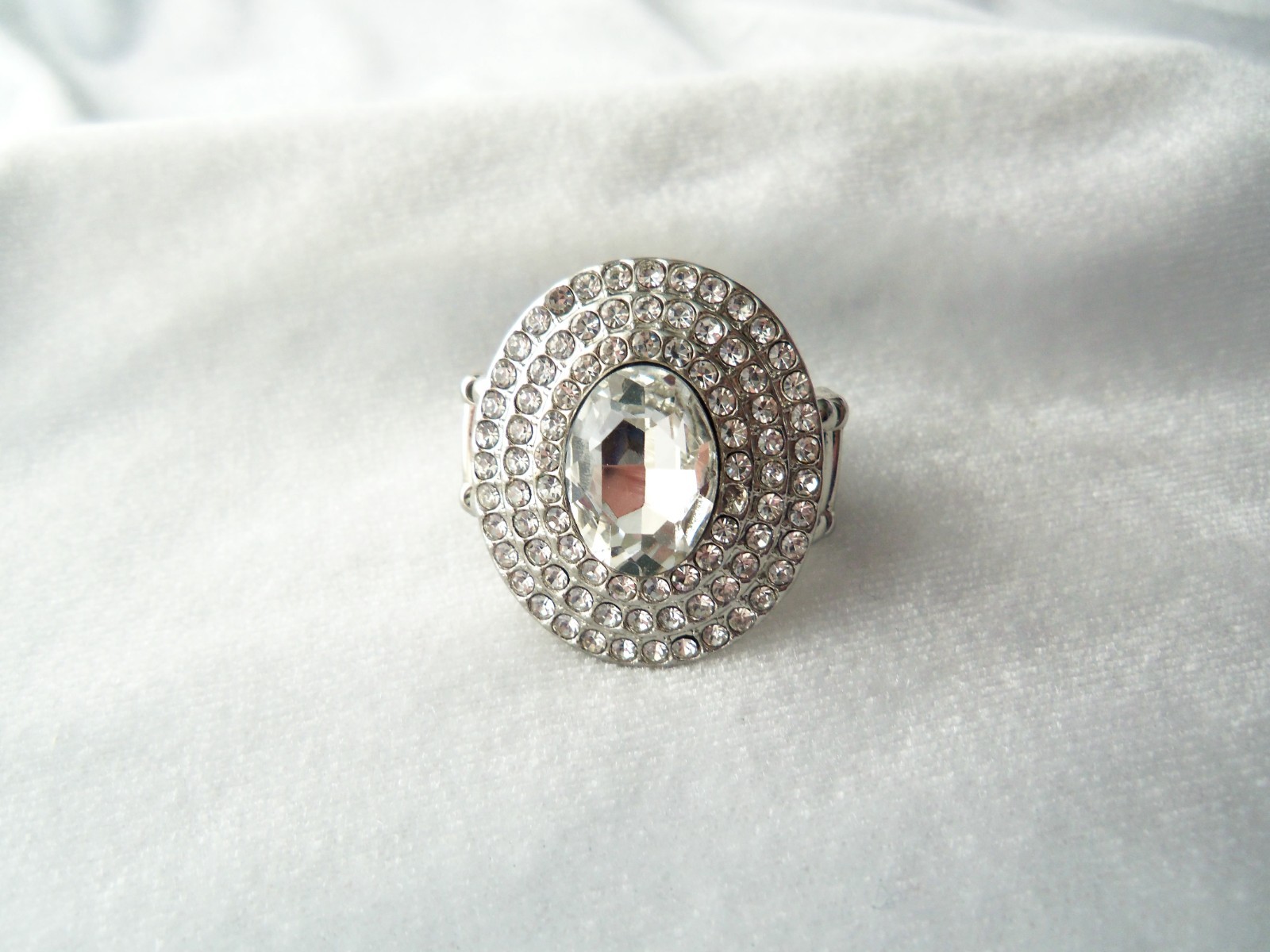Vintage Large Center Stone Pave Crystal Rhinestone Silvertone Stretch Band Ring