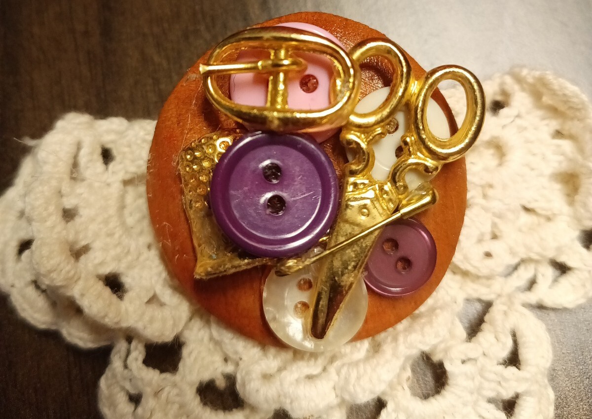 Vintage Brooch Seamstress 1993 Tender Heart Treasures Free Shipping