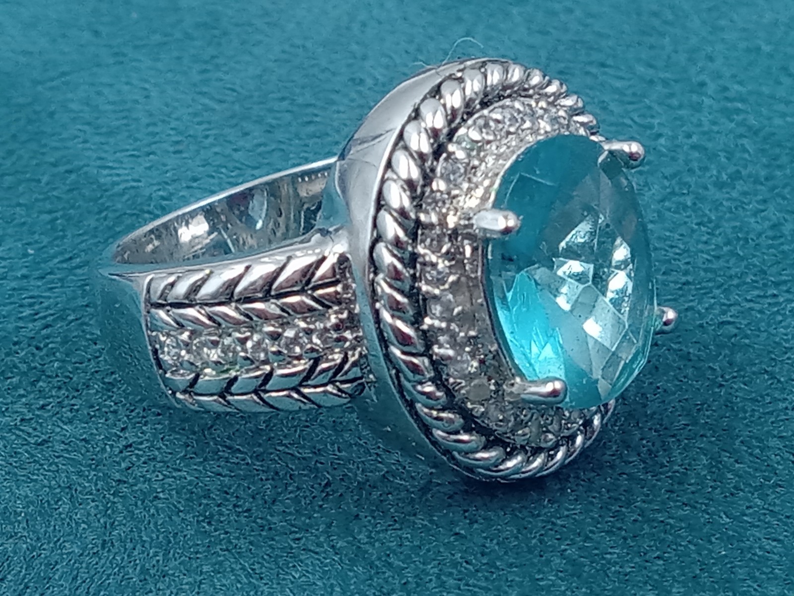 Sterling Silver Ring w. Blue Topaz Oval Center Stone & Clear Trim Stones: Size 6
