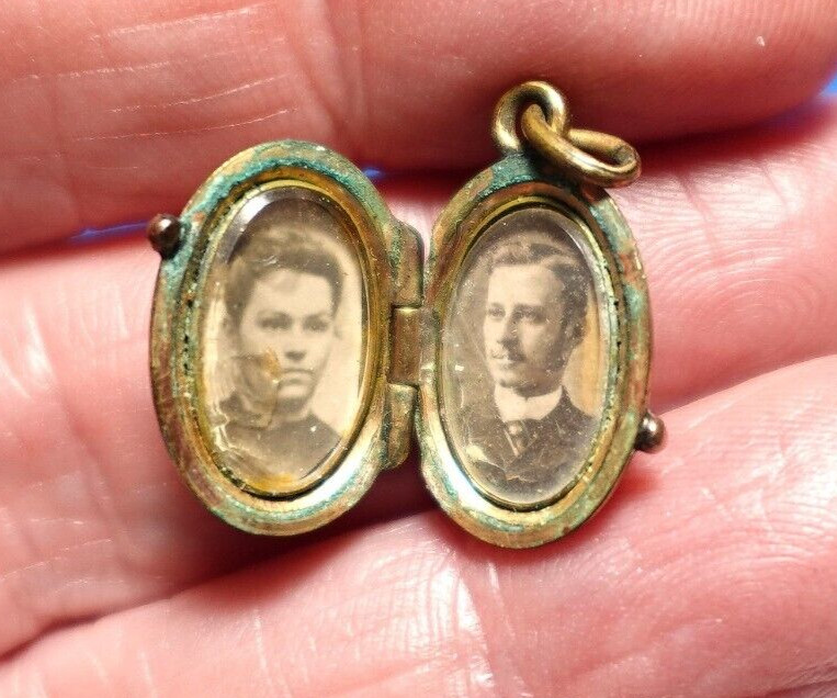 GOLD FILLED EGG LOCKET ANTIQUE INITIALS “CM” ENAMEL 12 X 18 MM 2.8 GM J-528