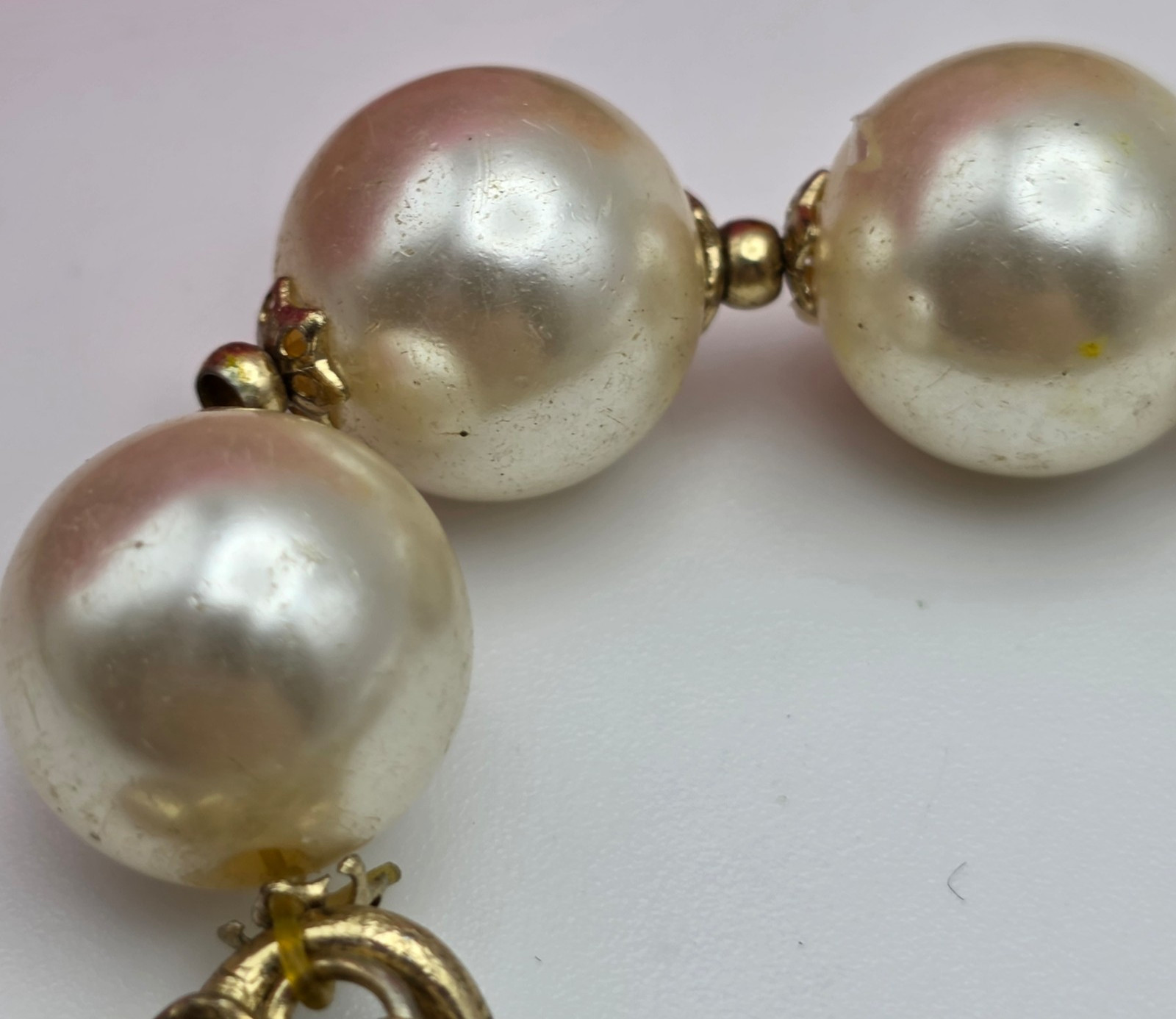 Vintage Betsey Johnson Faux Pearl Dangle Charm Stretch Bracelet 7 in Gold Tone