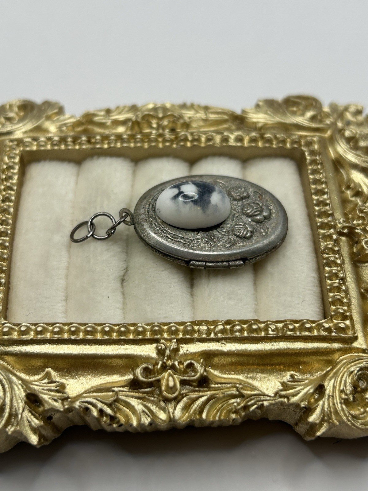 Vintage Silvertone Mona Lisa Cameo Locket Pendant Art Portrait Estate Jewelry