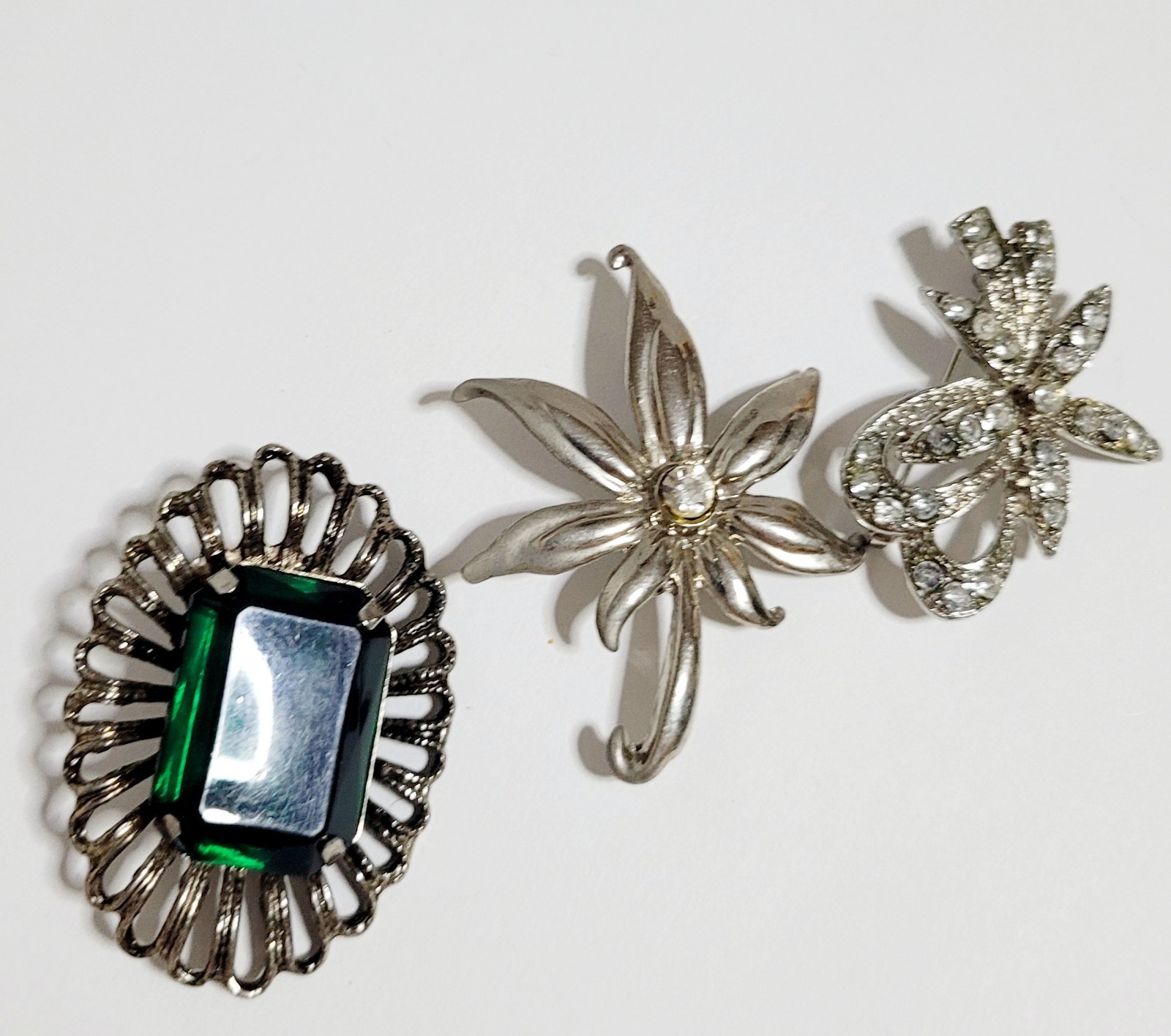 Vintage 3 Piece Mixed Lot Of Brooches Silvertone 1.5″, 1.75″, 2″