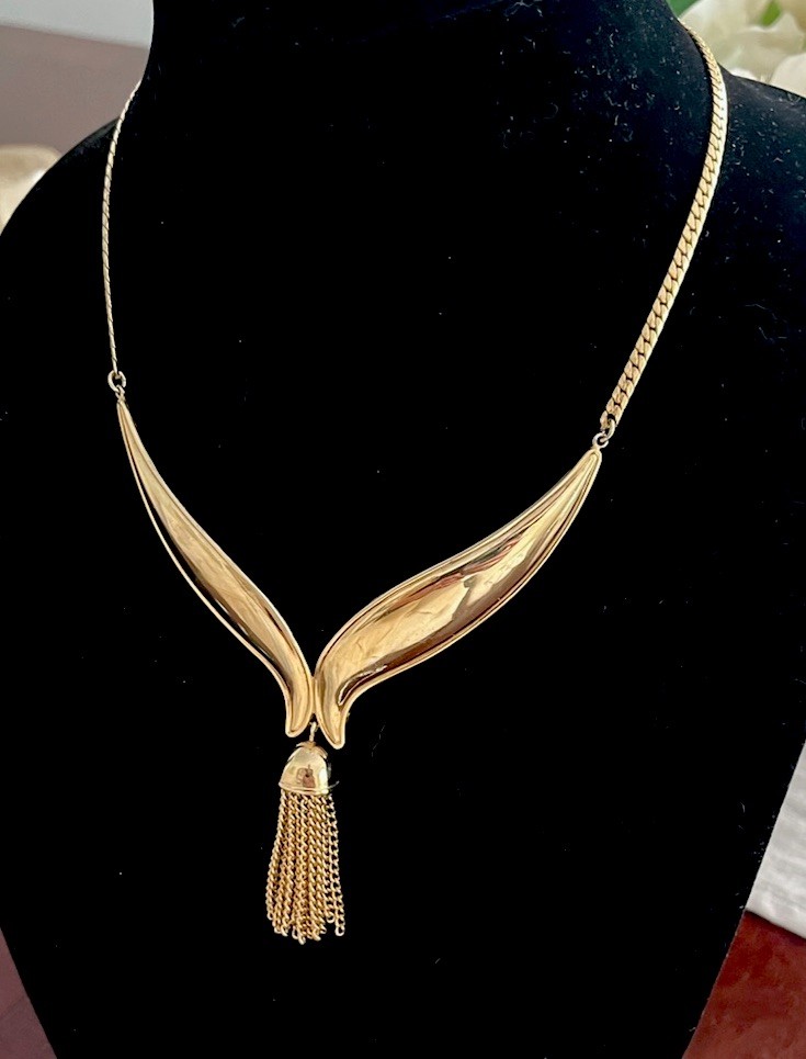 AVON Gold Tone Signed Royal Tassel Collar Chain Pendant Necklace 1972 1970’s